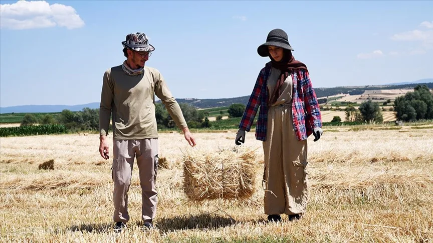 Omuz omuza veren üniversite mezunu genç çift, çiftçilik yapıyor