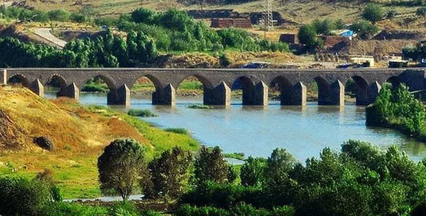 Dicle’nin İki Yakasını Bir Araya Getiren Köprü