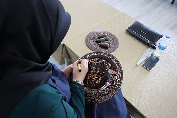 Erzincanlı kadınlar bakır işlemeciliğini geleceğe taşıyor