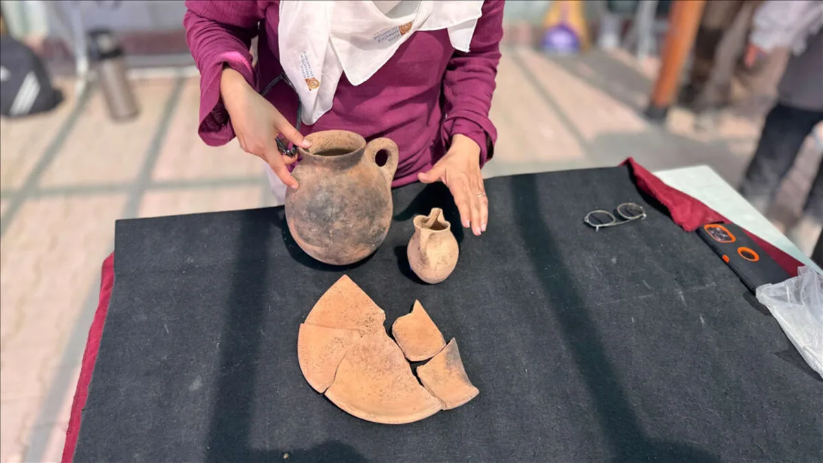 Türkiye’de Konya Karahöyük’te 3.500 Yıllık Sofra Takımı Bulundu