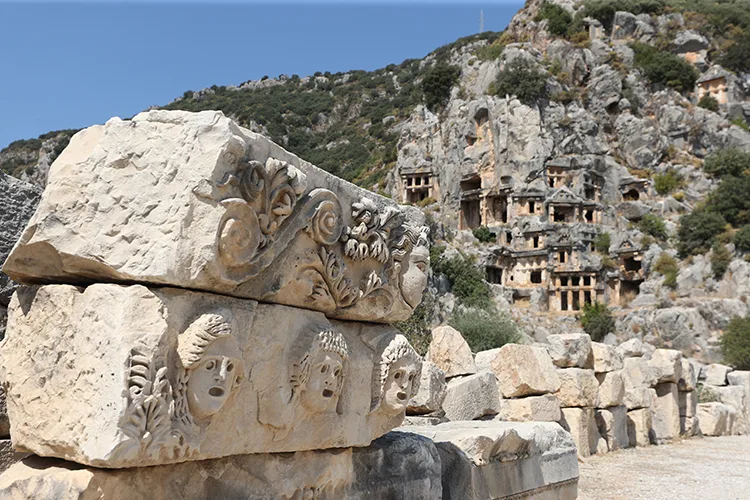 Likya’nın en büyük antik tiyatrosunun sahne binası orijinal taşlarıyla ayağa kaldırılacak