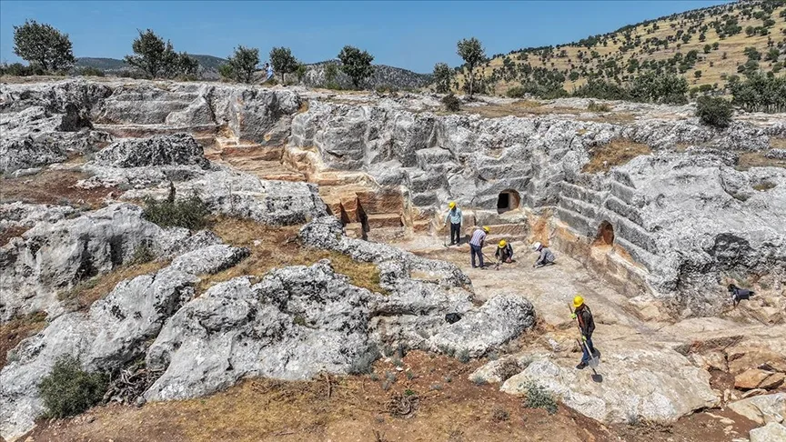 Diyarbakır’da eski taş ocağındaki arkeolojik kazıda 112 mezar bulundu