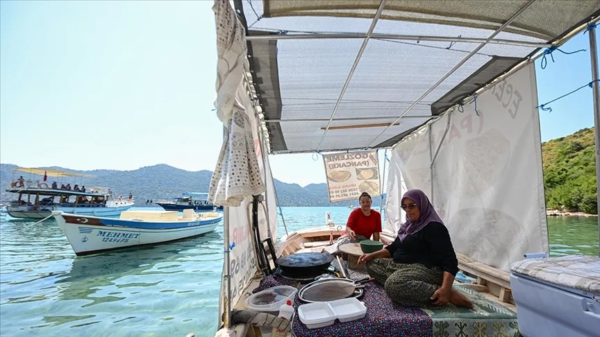 Teknede “kaynana-gelin” dayanışmasıyla yapılan gözlemeler tarihi Hamidiye Koyu’nu lezzet durağına dönüştürdü