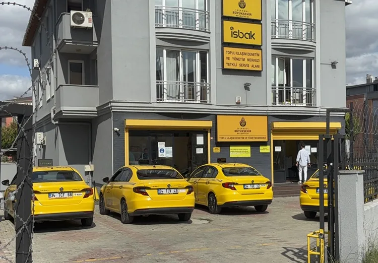 İstanbul’da taksiciler yeni tarife için cihazlarını istasyonlarda güncelletiyor