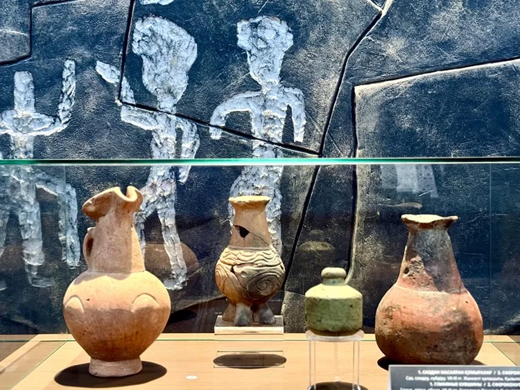 Kazakistan’da arkeolojik kazı çalışmalarında keşfedilen Oğuzlar dönemine ait eserler tanıtıldı