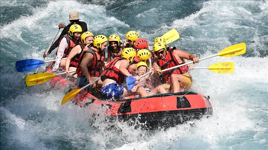 Antalya’daki bir mahallelinin geçim kaynağı rafting oldu