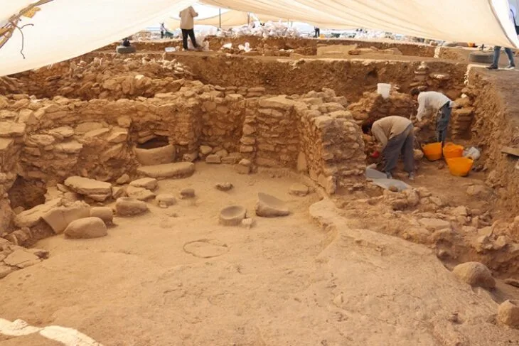 Taş Tepeler’in kalbi Sayburç’ta gizemli T biçimli sütunlar ve 50 Neolitik yapı bulundu.