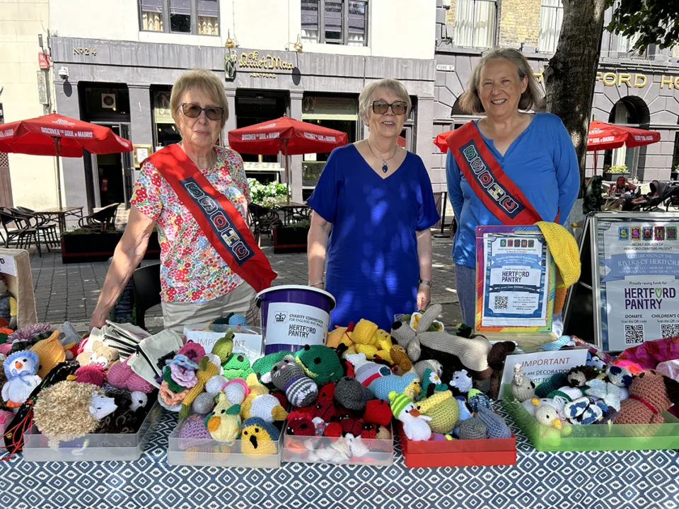 İngilizlerin tarihi kentinin meydanı Türkiye’den gelen ipliklerle üretilen örgülerle donatıldı