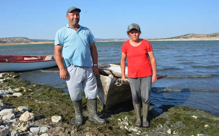 Kütahyalı çift, geçimini 20 yıldır balık ve kerevit avcılığıyla sağlıyor