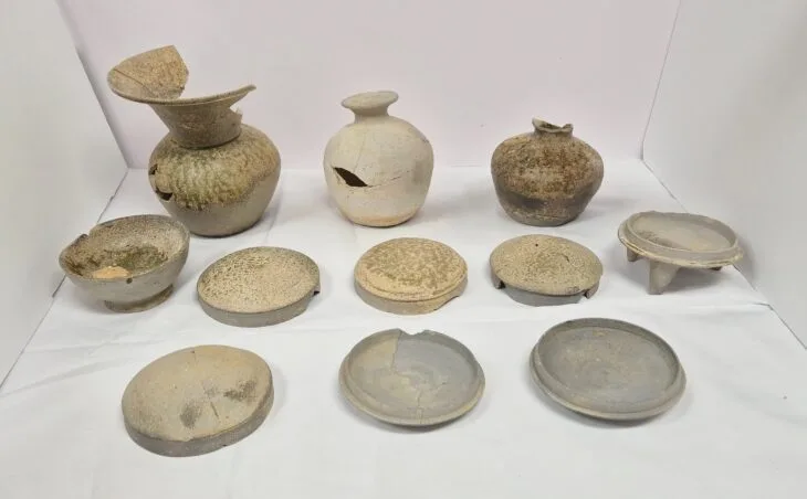 Kore’deki Antik Baekje Mezarları Altın Süsler ve Çömlek Hazineleri Ortaya Çıkardı