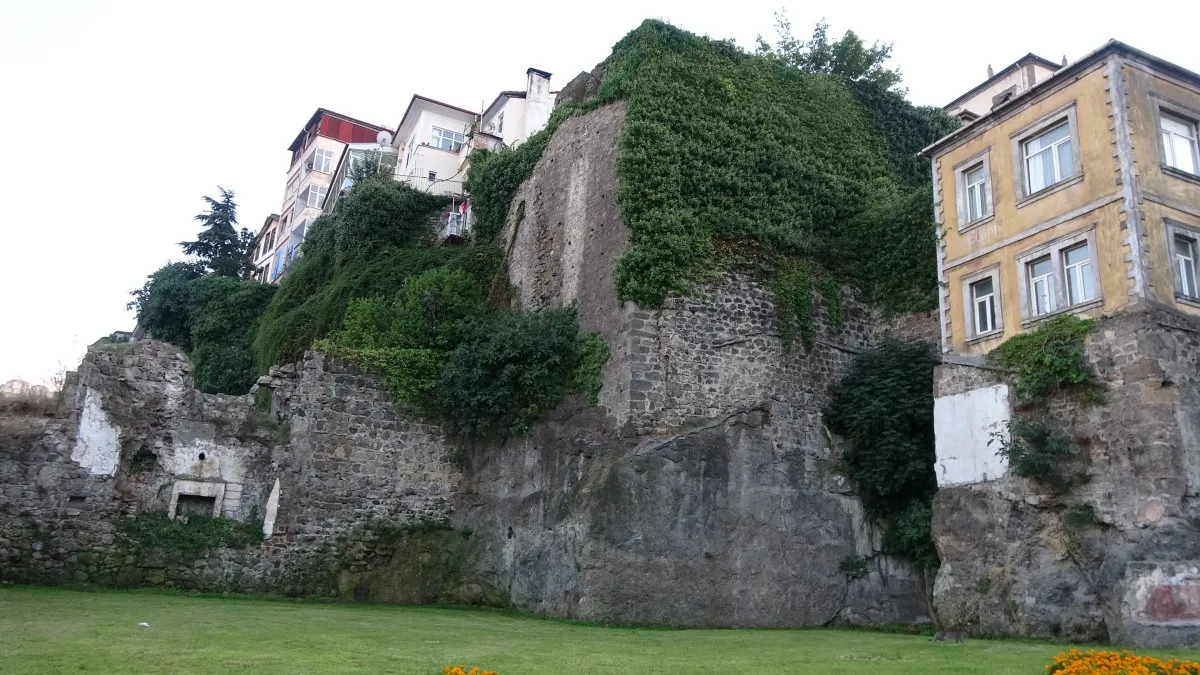 Trabzon’da tarihi surları üzerindeki evler, pes dedirtiyor!