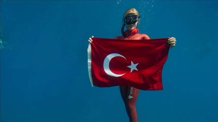 Şahika Ercümen’den batık tanka Türk bayrağıyla dalış