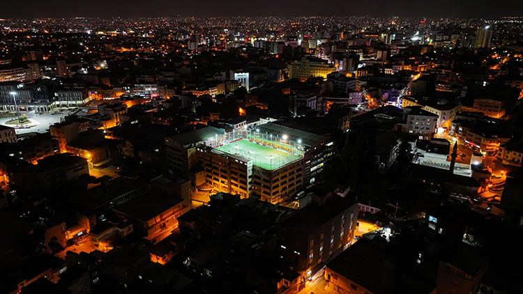 5 katlı binanın çatısında halı saha keyfi