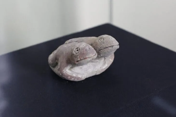 Arkeologlar Peru’nun Vichama Bölgesinde 3.800 Yıllık Nadir Bir Kurbağa Figürini Keşfettiler