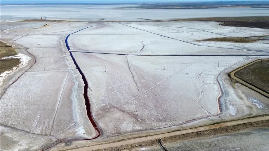 Konya’da kuruyan Tersakan ve Bolluk gölünden geriye tuz tabakası kaldı