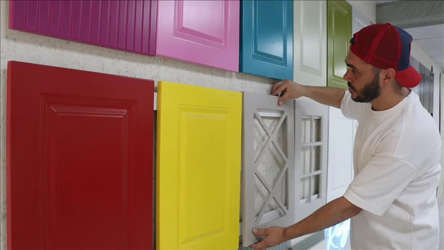 Hobi amaçlı başladığı ahşap boyamacılığını 500 metrekarelik atölyeye taşıdı