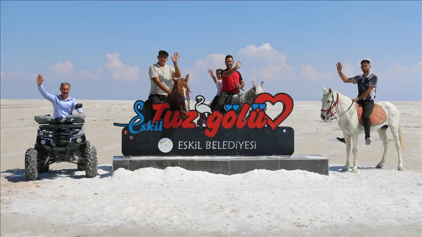 Tuz Gölü’nde 40 kıl çadırdan oluşan tesisteki “tuz odaları” alternatif tatil imkanı sunuyor