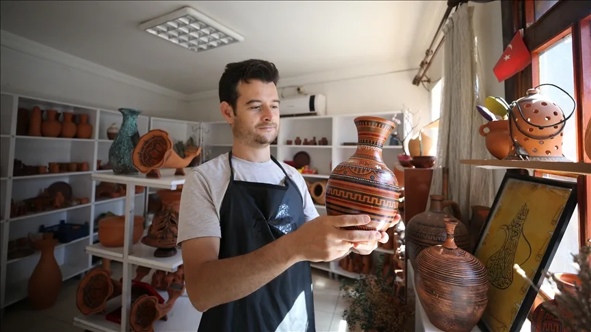 Depremde çömlekleri kırılan Sındırgılı usta yeni tekniklerle üretime döndü