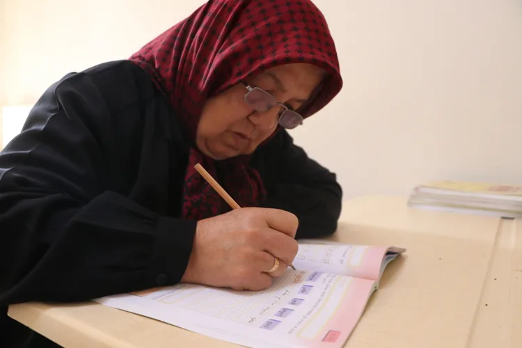 66’sında okuma yazma öğrenen Erzurumlu kadın üniversite hayali kuruyor