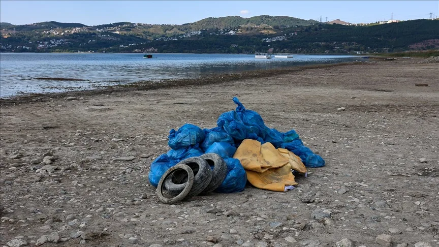 Sapanca Gölü çevresinden 2 ton atık toplandı