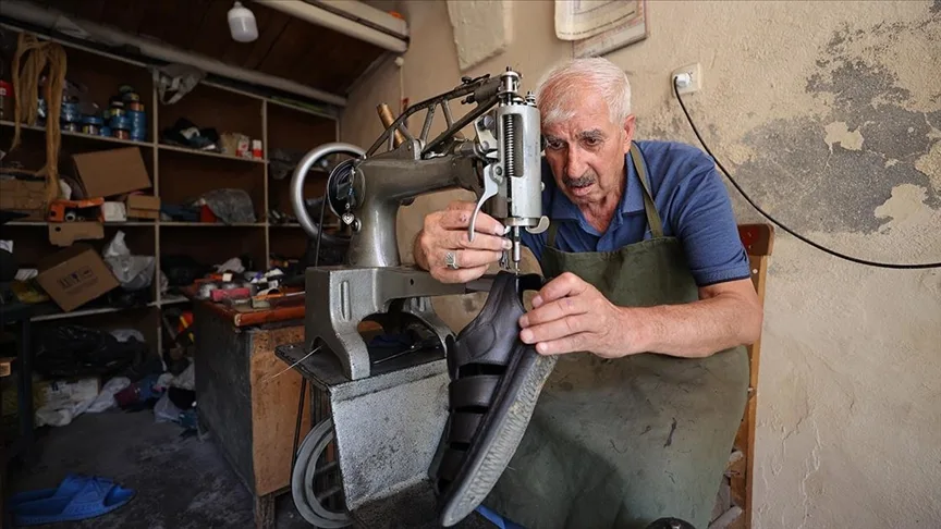 Mardinli ayakkabı ustası 5 metrekarelik iş yerinde 50 yılı aşkın süredir çalışıyor