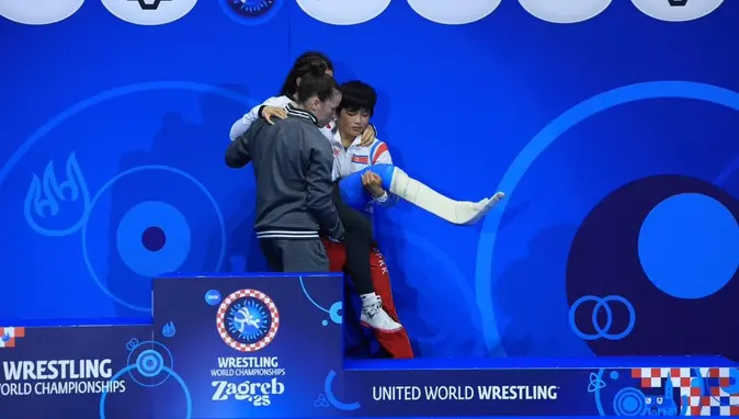 Milli sporcu, madalya törenine rakiplerinin “kucağında” gelebildi