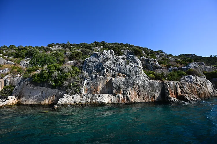 Kekova’da mavi tura çıkan turistler “Batık Şehir” ile doğa harikası koyları görüyor