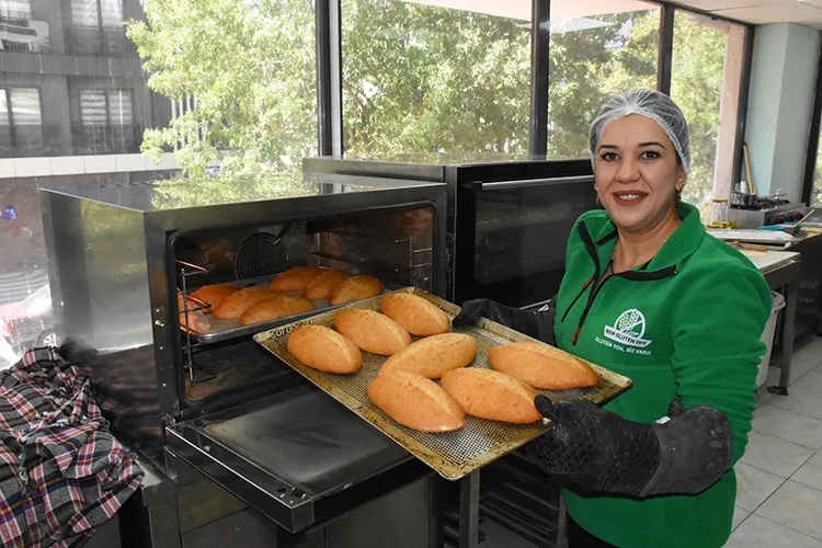 Kızı için mutfağa giren anne açtığı restoran ve markette glütensiz lezzetler tattırıyor