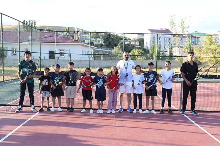 Tutaklı çocuklar kortlarda tenis öğrenerek büyüyor