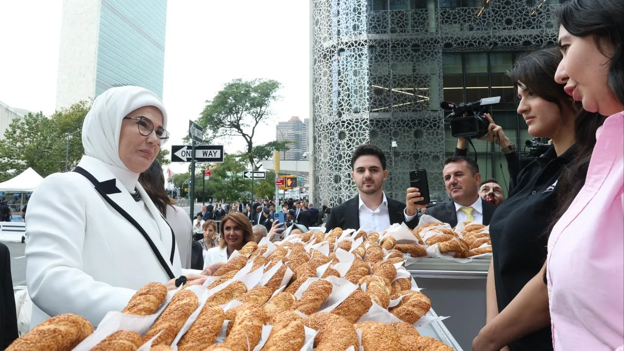 New York’ta, ‘Anadoludakiler’ tanıtımı için Türkevi önünde simit
