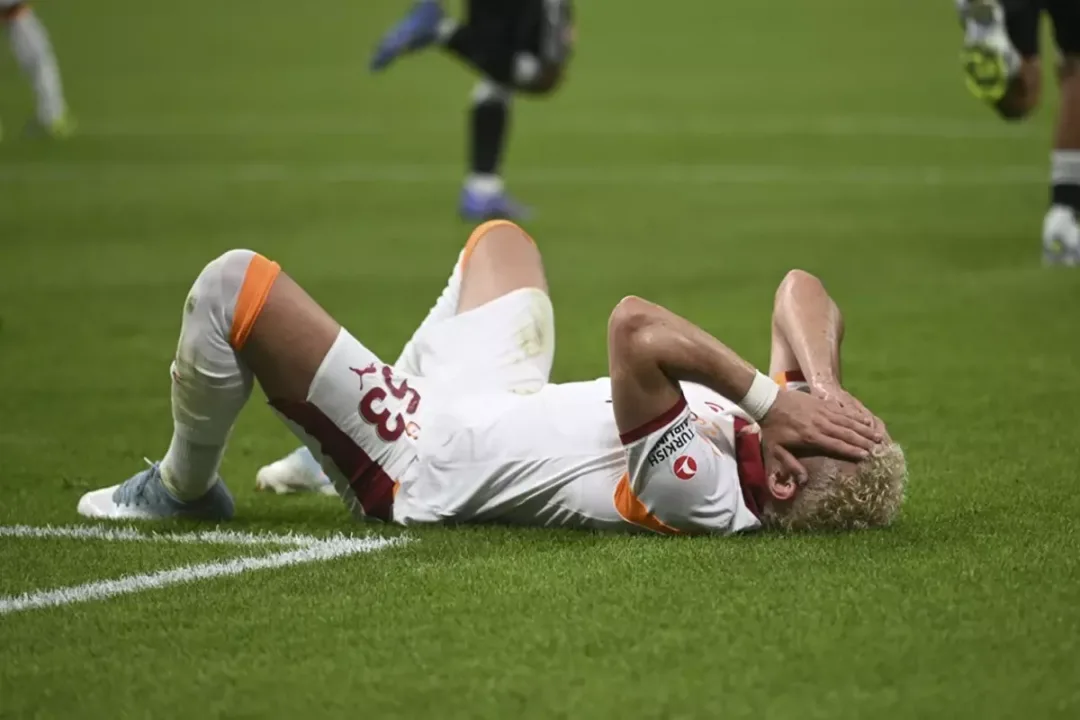 Galatasaray öne geçtiği maçta ağır yaralı