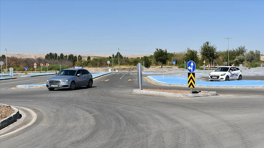 “Sürücü Akademisi” ile adaylar güvenli pistlerde direksiyon çeviriyor