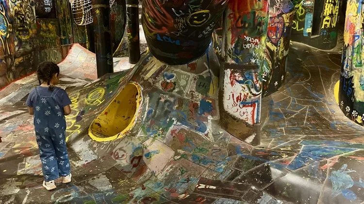 Libyalı mimar, savaşın metal atıklarını sanatla geri dönüştürerek “hurda kafe” inşa etti