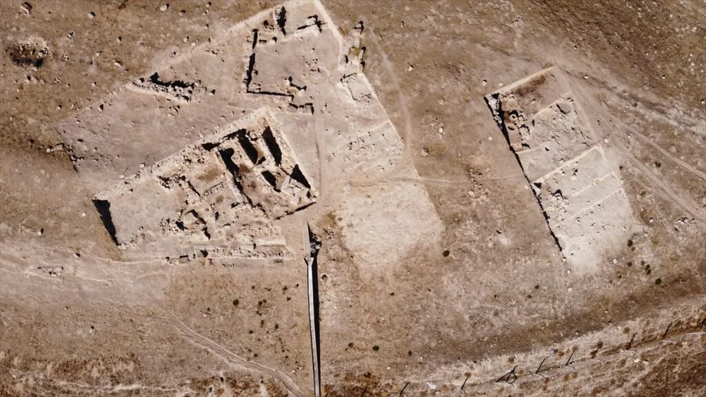 Türkiye’de Aşağıseyit Höyüğü’nde 4.500 Yıllık Yanmış Ev ve Helenistik Kale Ortaya Çıkarıldı