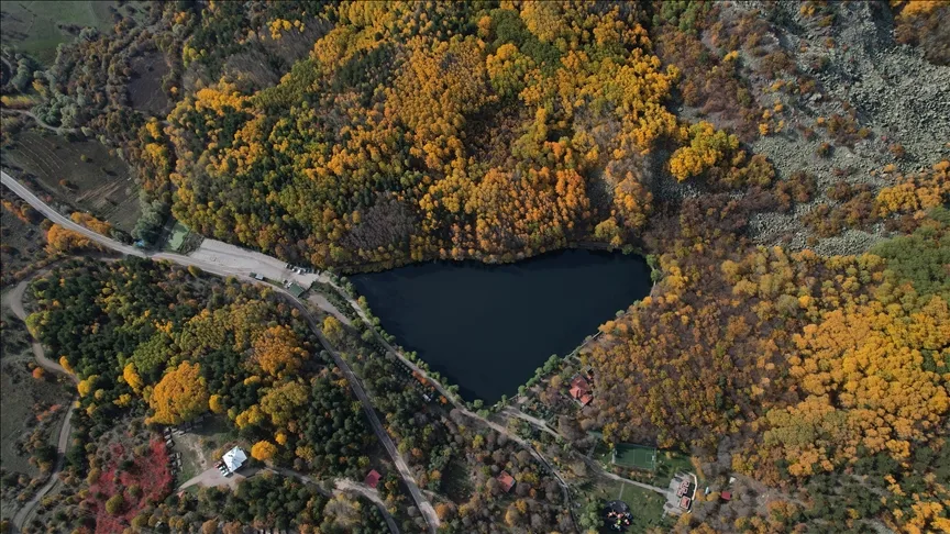 Ankara’daki Karagöl Tabiat Parkı sonbahar renklerine büründü