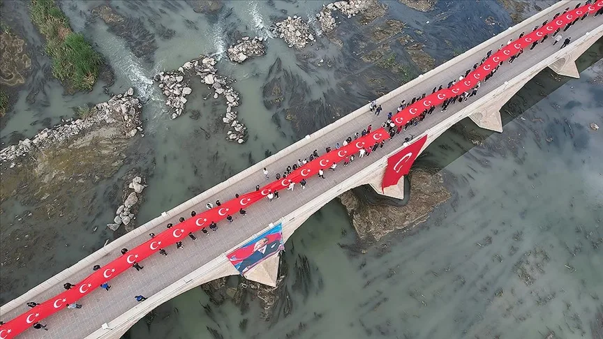 Çorum’da vatandaşlar 102 metrelik Türk bayrağı ile yürüdü