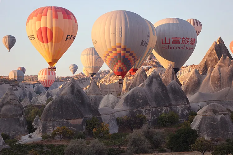 Kapadokya’daki sıcak hava balonları vadilere renk kattı