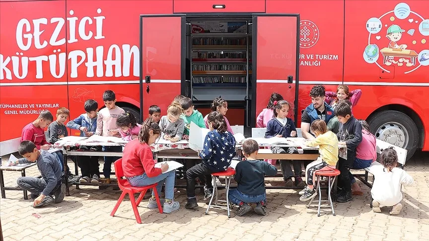 Gezici kütüphaneler yılda 250 bin kilometre yol katederek 1057 noktaya ulaştı