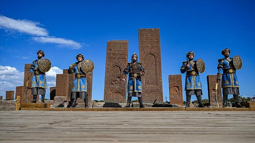 Jandarma personeli Selçuklu Meydan Mezarlığı’nda “saygı nöbeti” tutuyor