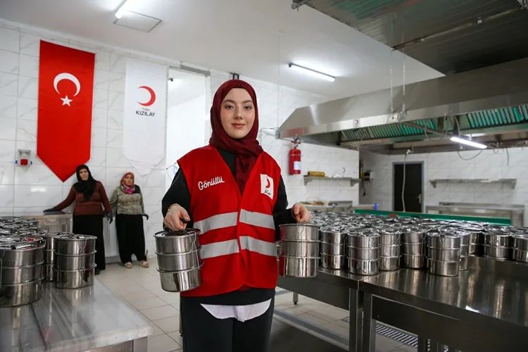 Hemşirelikten artakalan zamanını iyiliğe adıyor