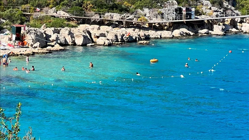 Antalya’da güneşli havayı fırsat bilenler denize girdi