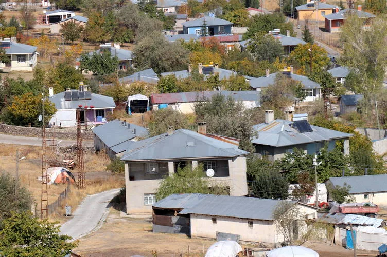 Depremin yıktığı mahallenin sakinleri şimdi yeni evlerinde güvenle oturuyor