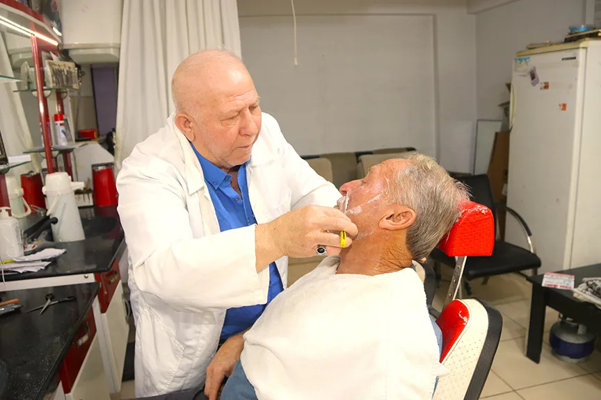 Babasından öğrendiği berberliği 62 yıldır aynı heyecanla sürdürüyor