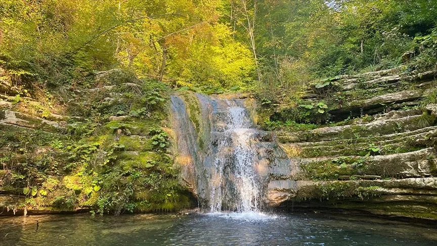 Erfelek Tatlıca Şelaleleri’nde sonbahar tüm renkleriyle hissediliyor