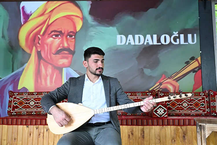 Annesinin 13 yaşında aldığı sazla diyar diyar gezip aşıklık kültürünü yaşatıyor