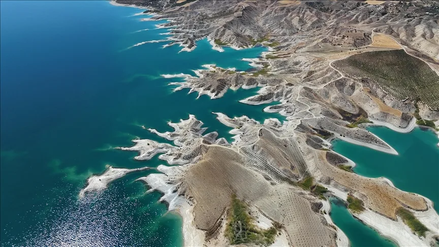 Kuraklık, Atatürk Barajı’nda adacıkları gün yüzüne çıkardı