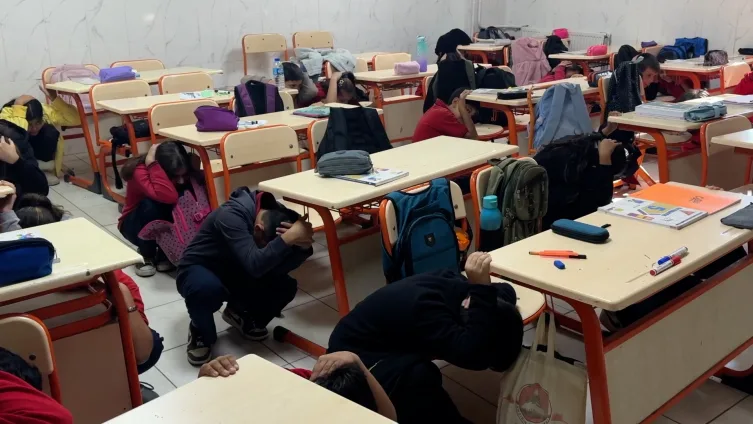 Okullarda afetlere karşı eş zamanlı tahliye tatbikatı