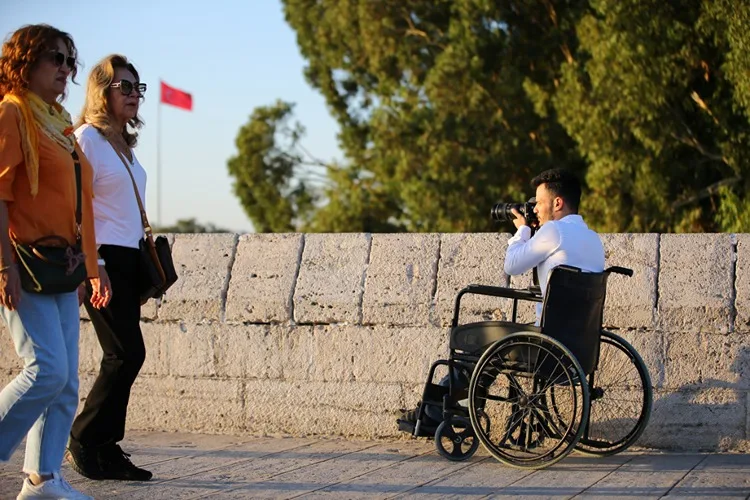 Tekerlekli sandalyesinden Adana’nın renklerini fotoğraflıyor