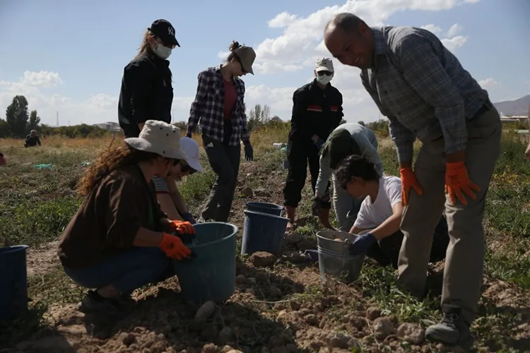Geleceğin ziraat mühendisleri üniversitenin uygulama bahçelerinde yetişiyor