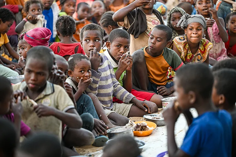 Adana merkezli yardım derneği, Madagaskar’da her gün 20 bin kişiye yemek dağıtıyor
